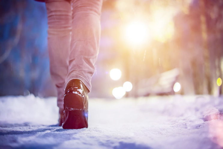 雪道を歩く