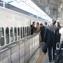 新幹線に乗り降りする人々
