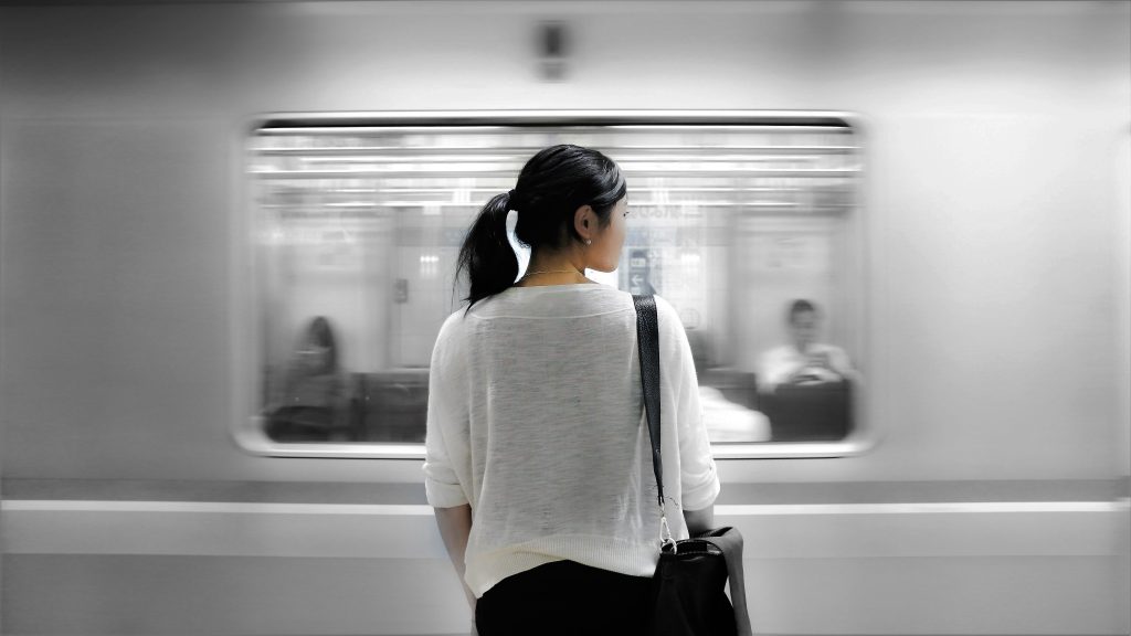 電車を待つ女性