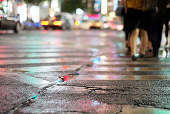 雨の夜の交差点