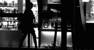 夜道を歩く女性