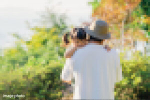 娘を抱っこするお父さん