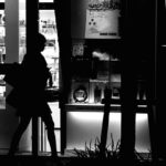 夜の街を歩く人