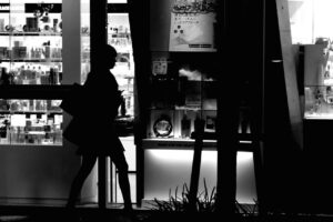 夜の街を歩く人