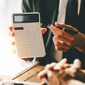 お見積りの打ち合わせ風景。お客様に電卓で金額を見せている男性。