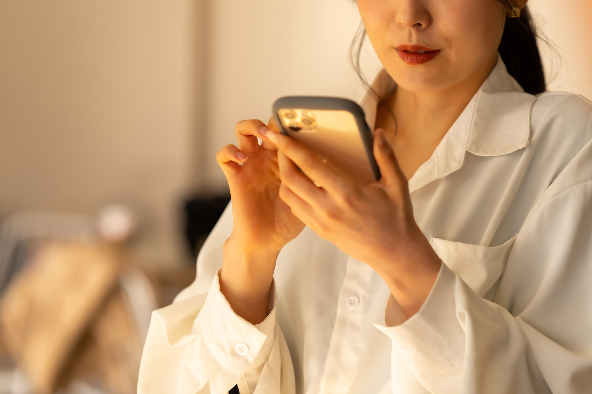 電話で相談する女性（男性）