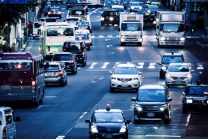 都心の交通量の多い道路