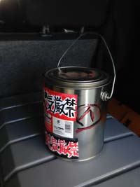 ペンキ缶の中に仕込まれた監視用カメラ